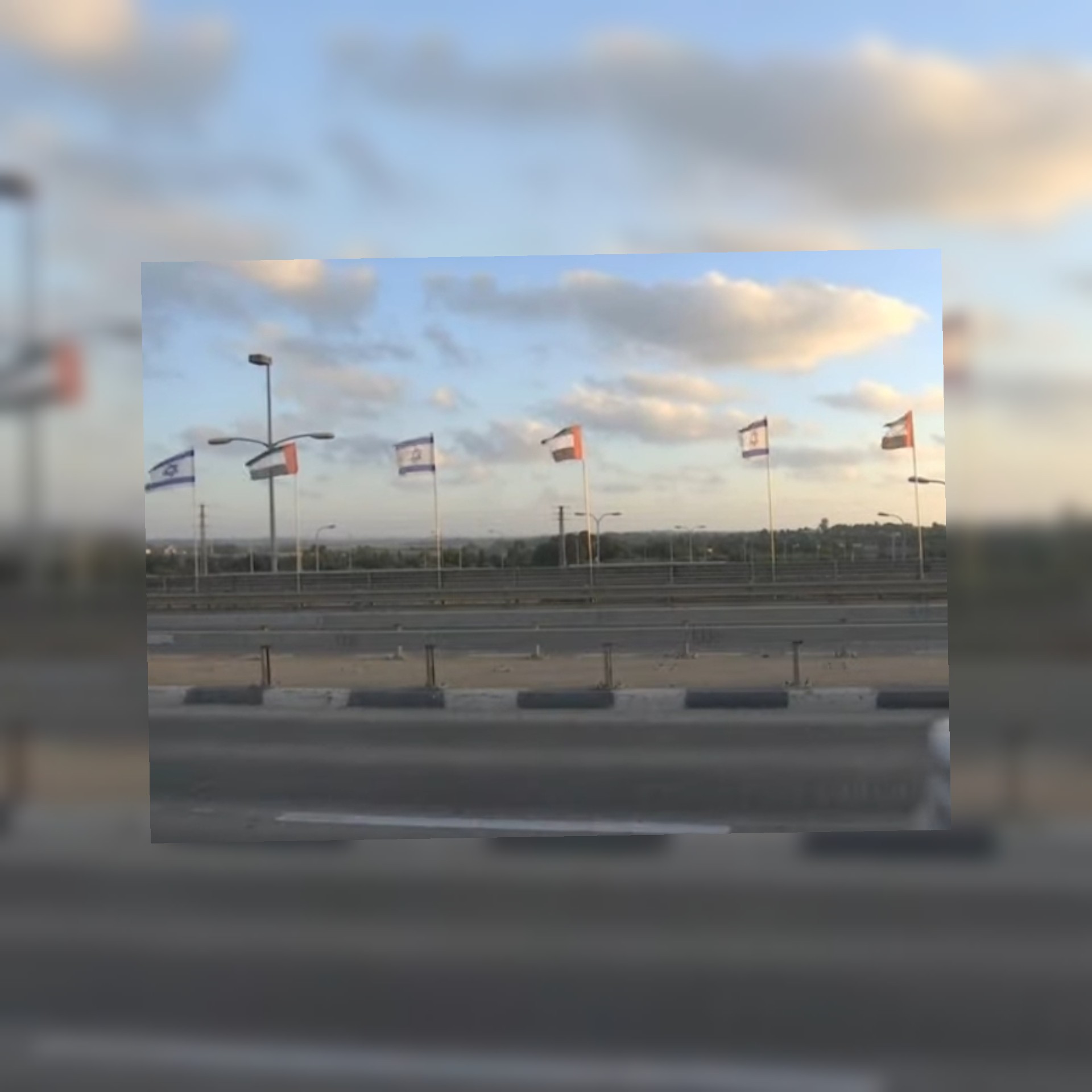 شاهد اعلام الامارات تُرفع بجانب أعلام دولة الإحتلال في شوارع فلسطين الُحتلة