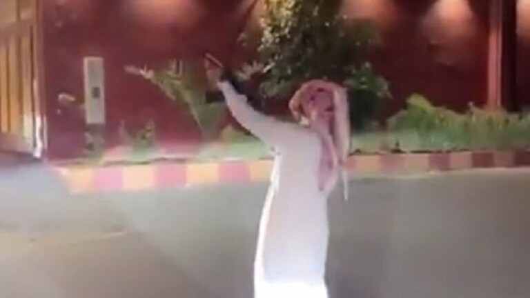 شاهد بالفيديو-سعودي يطلق النار عشوائيا بين الناس