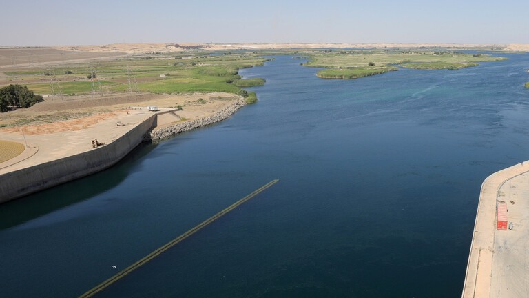 جسر روسي عائم بدير الزور السورية لنقل المعدات العسكرية