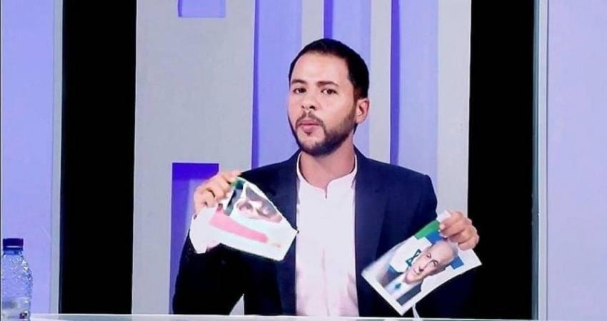 إعلامي تونسي يمزق صورة نتنياهو وبن زايد على الهواء