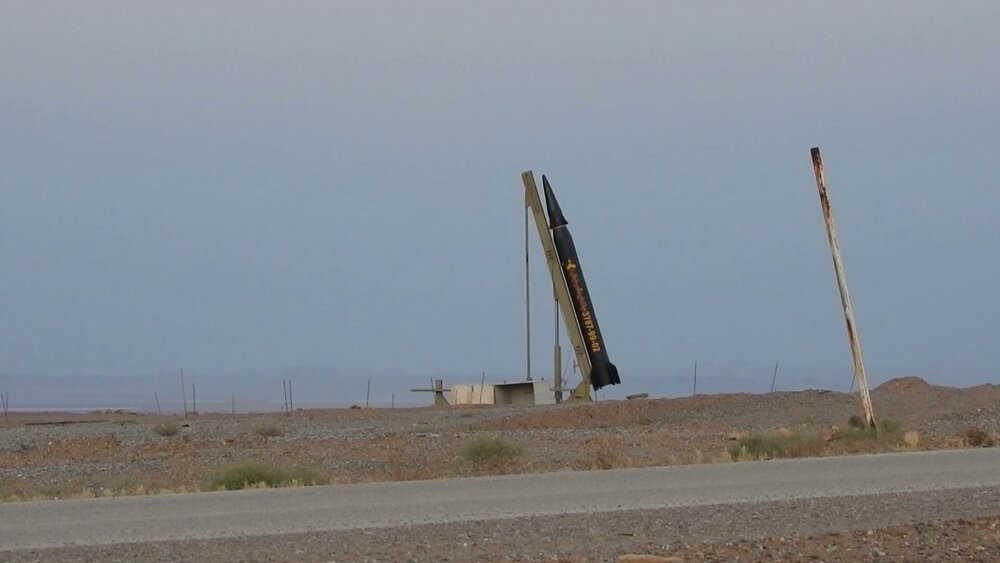 ايران تعلن عن نقل تكنولوجيا عسكرية جديدة لصناعة الصواريخ والطائرات المسيرة الى اليمن.,