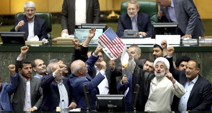 نواب ايرانيون يطالبون بالإنسحاب من الاتفاق النووي