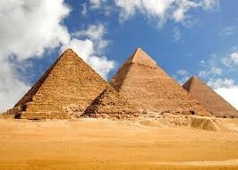 علماء آثار مصريون يدحضون ادعاءات ملياردير أمريكي بأن الكائنات الفضائية بنت الأهرامات ويصفونها بـ