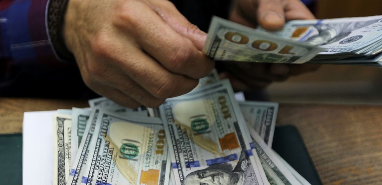 الدولار في لبنان ينخفض بشكل كبير في السوق السوداء.. إليكم سعر الصرف