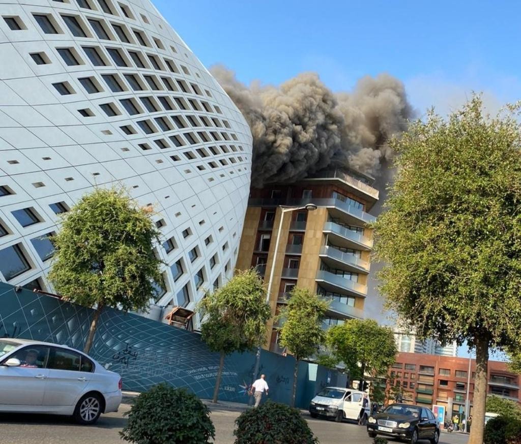 شاهد بالفيديو-حريق داخل مبنى تجاري في بيروت