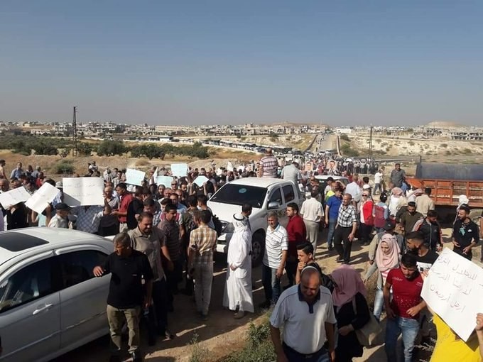 خاص-شاهد بالصور-مظاهرات أمام النقطة التركية بريف حماة