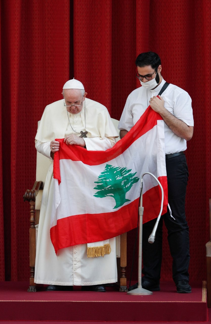شاهد بالفيديو- البابا فرنسيس يقبل علم لبنان وسط حضور