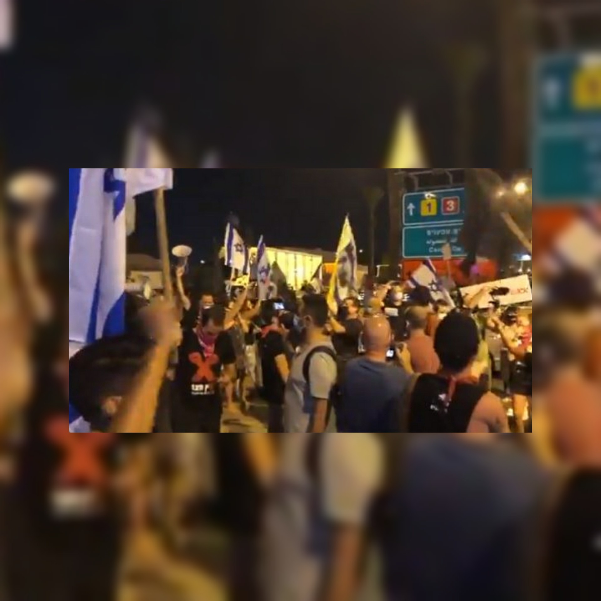 بالفيديو إسرائيليون يغلقون مدخل مطار بن جوريون لمنع نتنياهو من السفر لواشنطن بالفيديو إسرائيليون يغلقون مدخل مطار بن جوريون لمنع نتنياهو من السفر لواشنطن