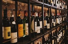 استكمالاً لطقوس التطبيع....أبو ظبي تسمح بانتشار الخمور