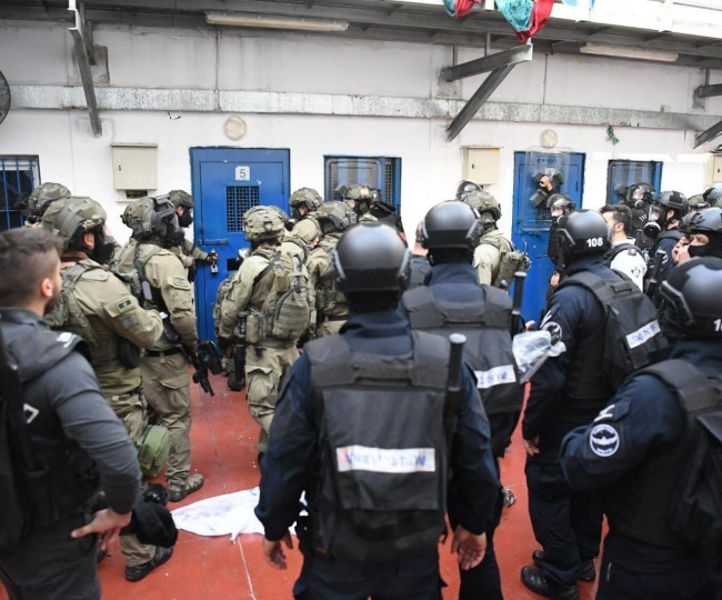 بعد إغلاقه حساب الكانتينا...الأسرى يحتجون ضد الاحتلال في 5 سجون