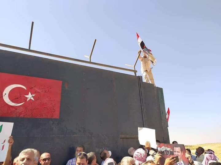 بالفيديو- مواطنة سورية تتحدى ضابط تركي وتصرخ في وجهه...