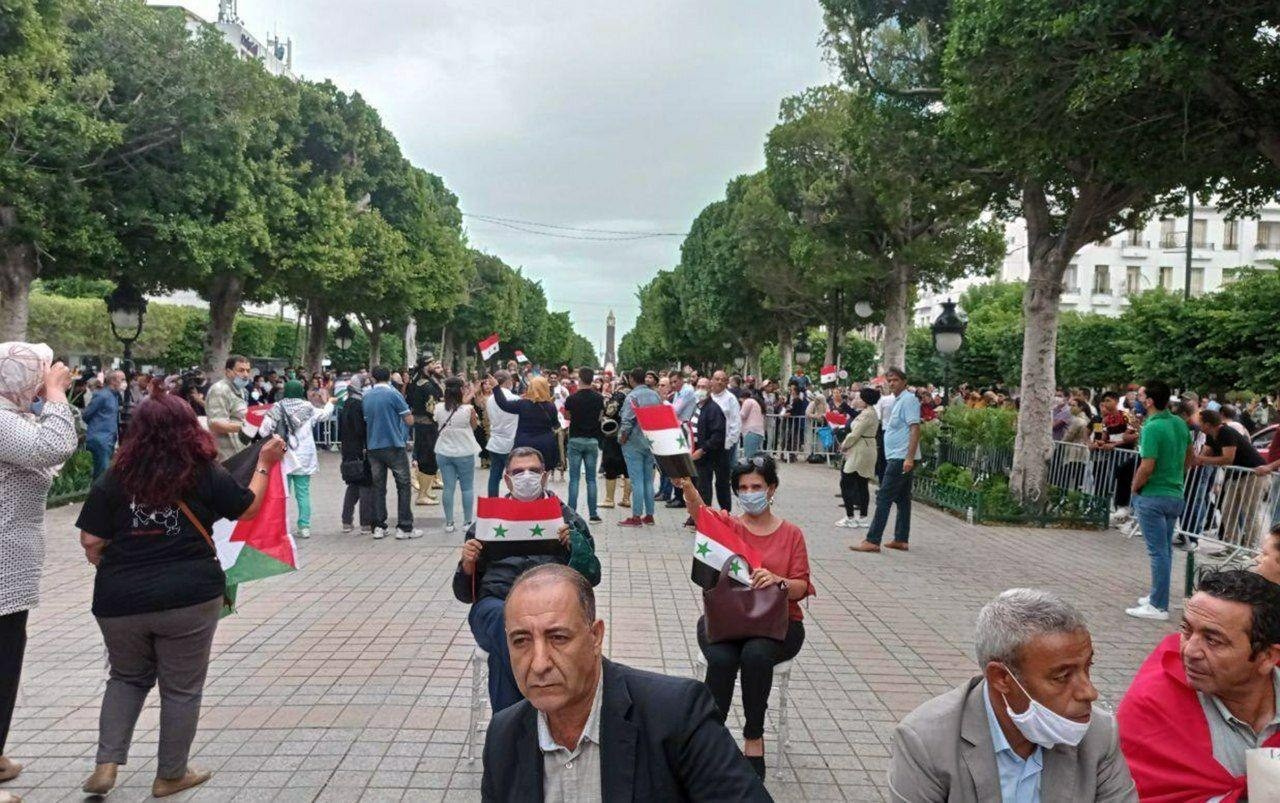 بالصور-تونسيون يطالبون بعودة العلاقات مع سوريا