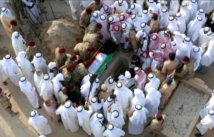 شاهد بالفيديو-أمير الكويت الجديد يطلب إنزال الجثمان ليقبل رأس الأمير الراحل