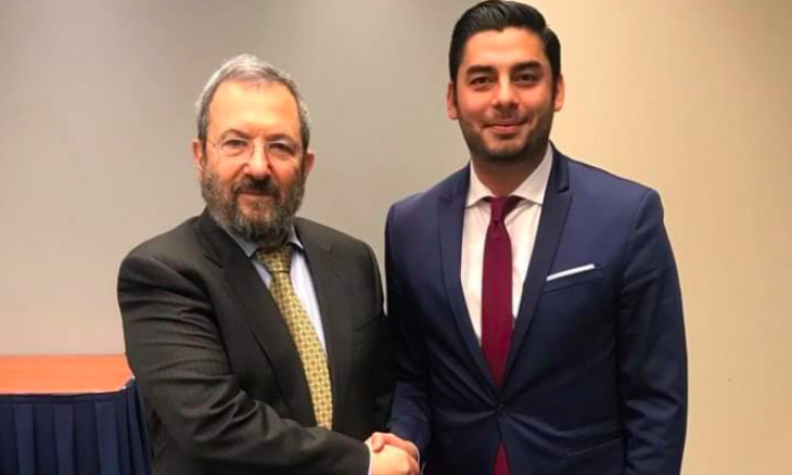 تناسى نضال جده وكيف تم اغتياله من قبل الاحتلال...ونشر صورة تجمعه مع باراك