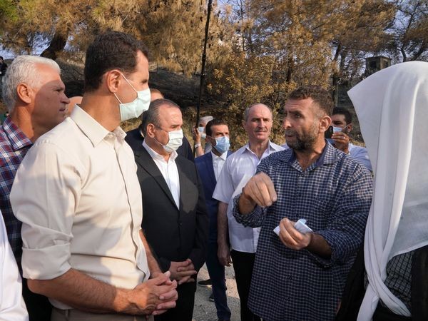 بالفيديو و الصور : الرئيس الأسد في جولة على المناطق التي طالتها الحرائق