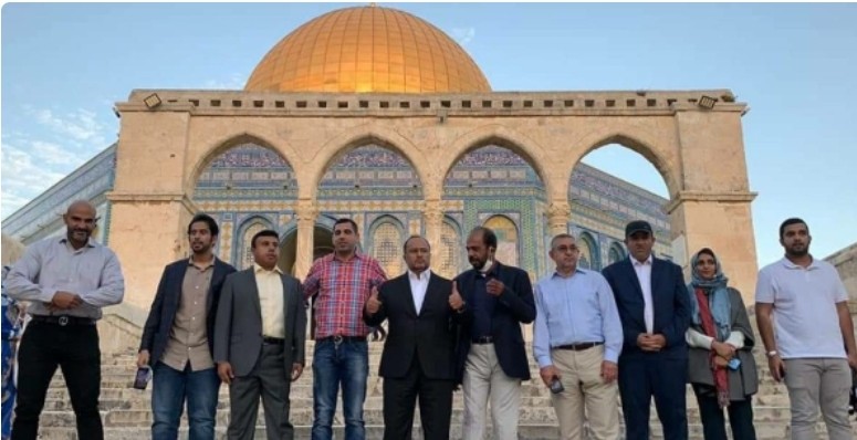 بالفيديو والصور وفد تطبيعي خليجي يقتحم المسجد الأقصى بحماية قوات الاحتلال الصهيوني
