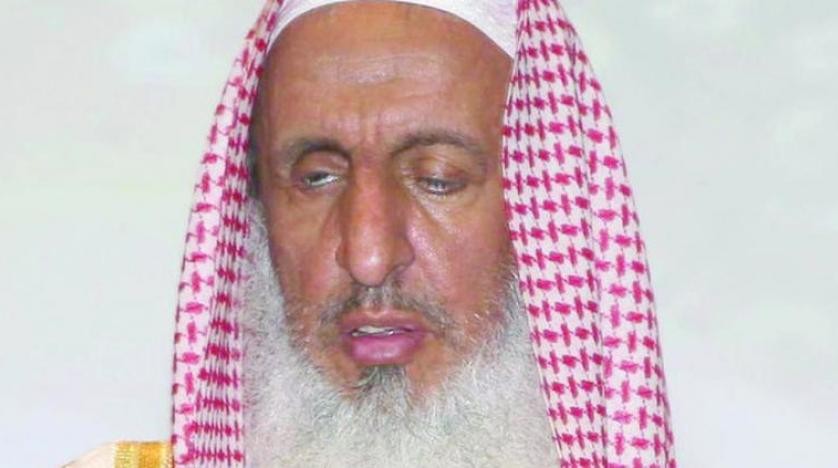 مفتي السعودية يطالب المسلمين بالدعاء لشفاء ترامب وناشط سعودي يصفه بالبغل المتخلف.