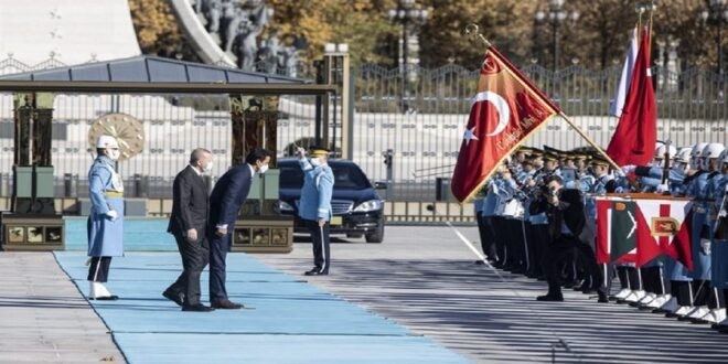 هكذا انحنى أمير قطر للعلم التركي