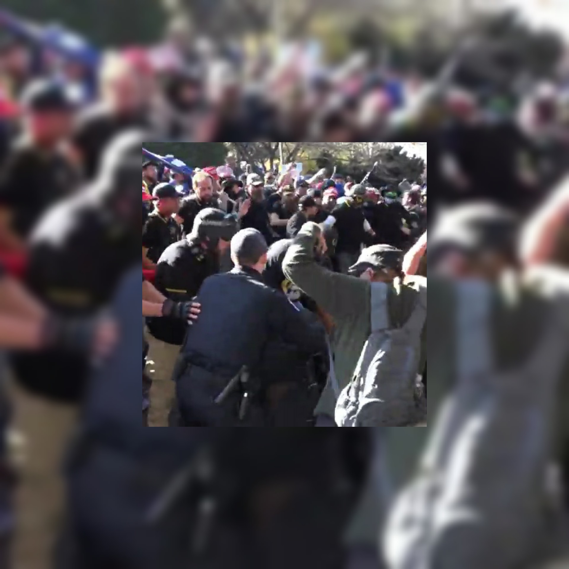 بالفيديو الشرطة الأمريكية تتدخل لإنهاء مشاجرة بين مؤيدي ترامب ومناهضيه