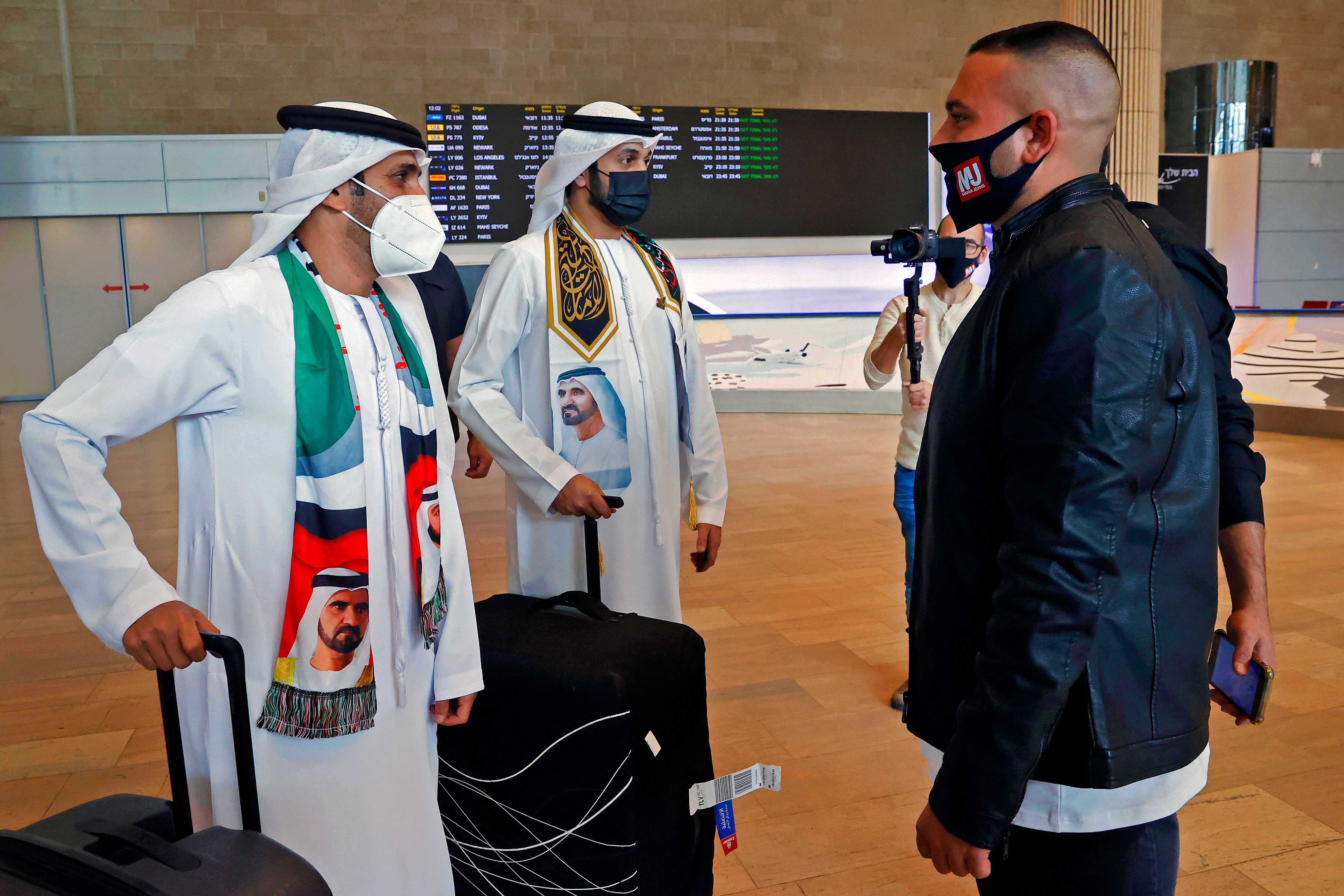 بالفيديو: أول فنان إماراتي يصل 