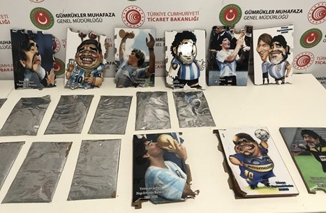 بالفيديو: مخدرات متخفية بصور مارادونا..هذا ماكشفته السلطات التركية