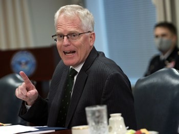 وزير الدفاع الأمريكي يلغي الإجتماعات المقررة مع فريق بايدن