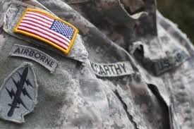 لهذا السبب يتم عكس العلم الأمريكي على الزي العسكري