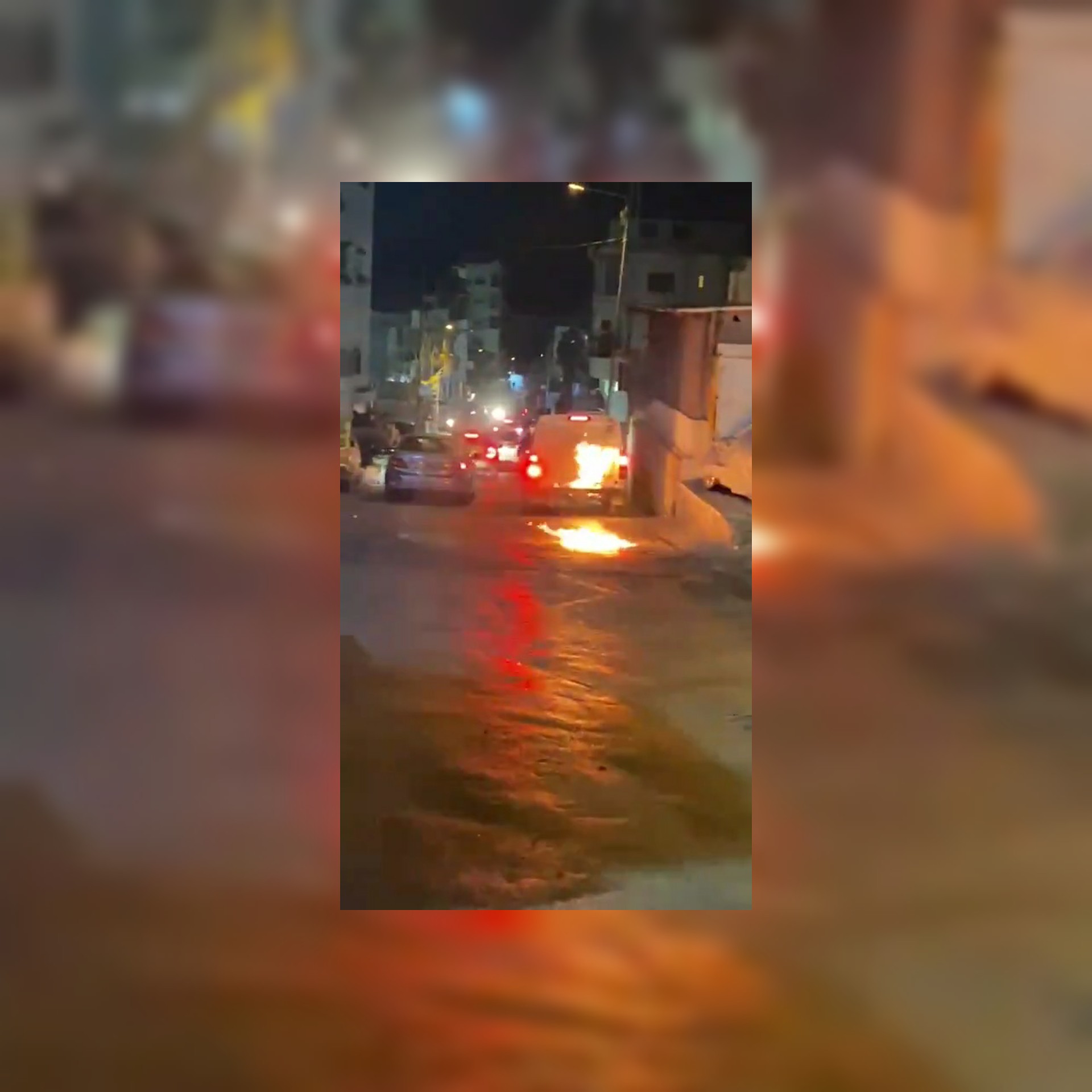 شاهد  شباب وأطفال العيساوية يحرقون آلية للجيش الإسرائيلي في القدس المحتلة