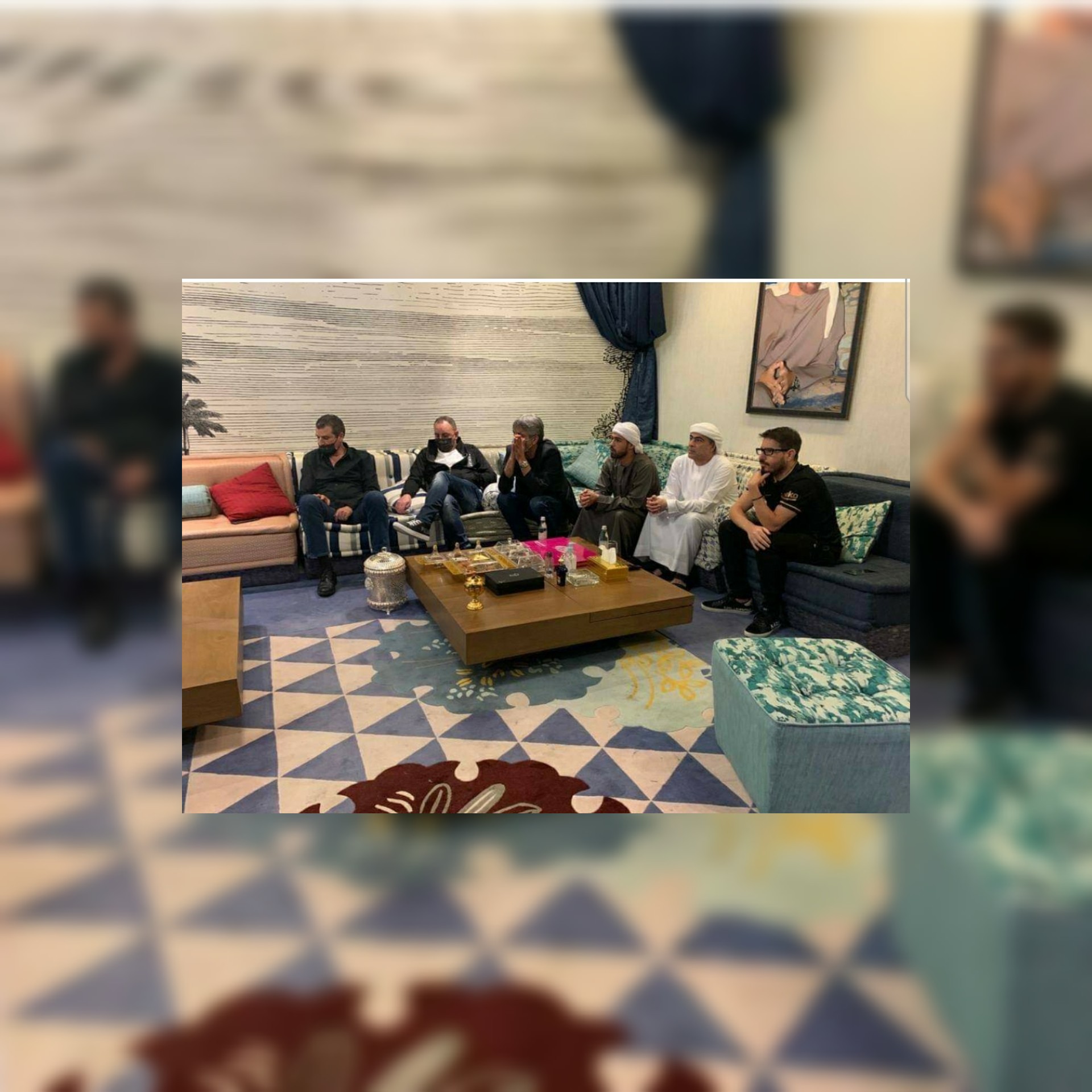 بالفيديو / حمد بن خليفة آل نهيان يشاهد خسارة فريقه الإسرائيلي لكرة القدم من منزله في دبي برفقة الصهاينة