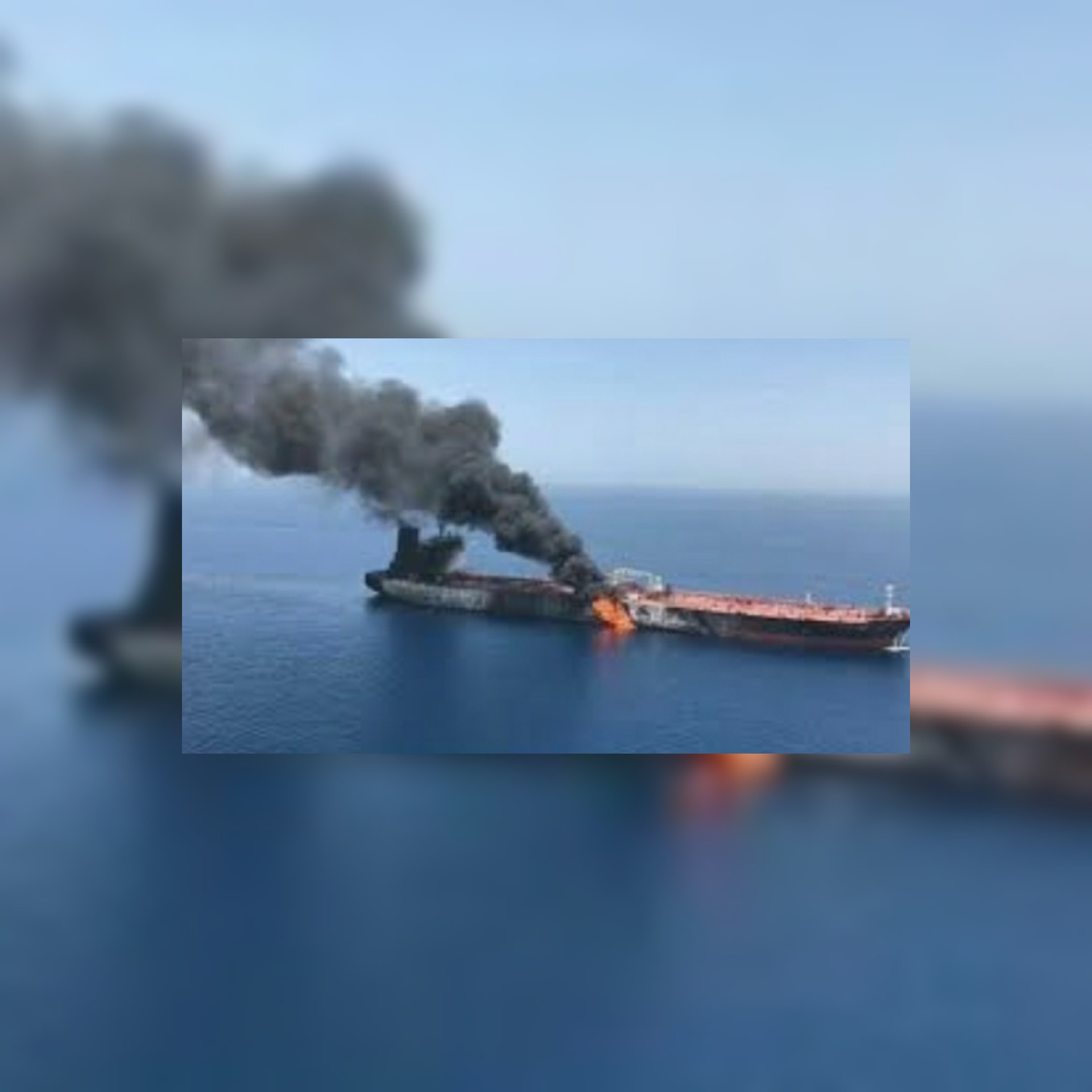 شاهد انفجارفي ناقلة نفط بميناء جدة السعودي نتيجة إصابتها من مصدر خارجي