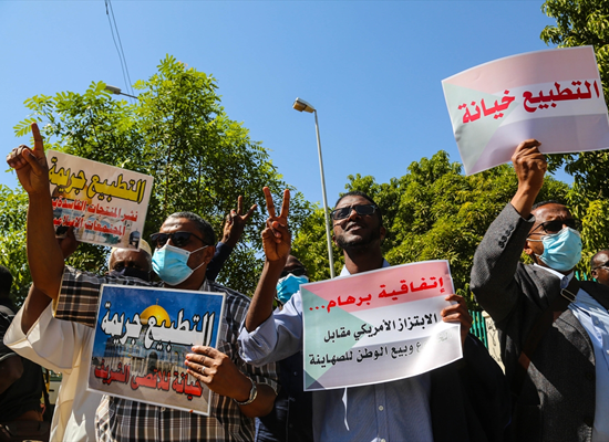 بالصور : احتجاجات رافضة التطبيع في السودان وحرق لعلم الاحتلال