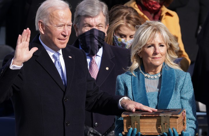 هذه قصة الإنجيل الذي أقسم عليه بايدن بحفل التنصيب