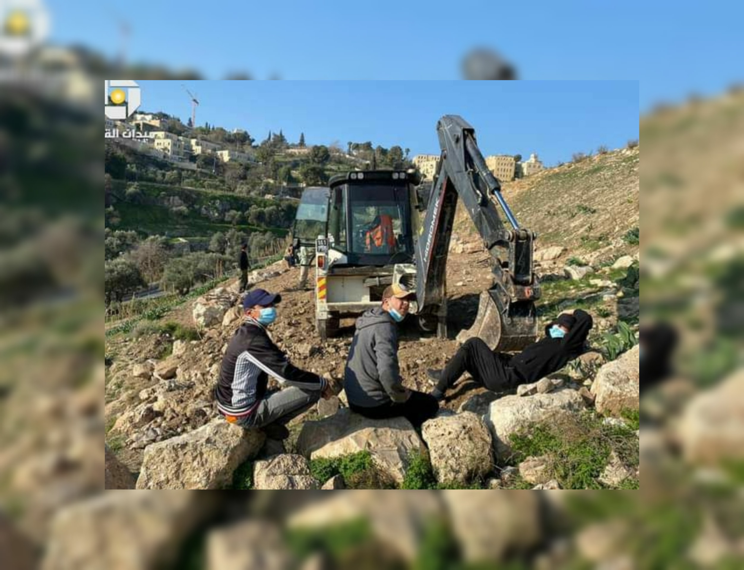 بالفيديو لحماية أرضه شاب فلسطيني ينام على الارض تحت أسنة جرافة الإحتلال الإسرائيلي