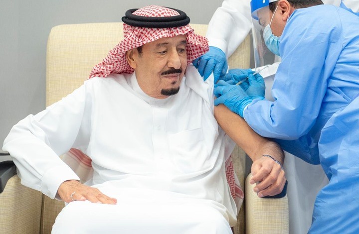 بالفيديو: الملك سلمان يتلقى لقاح كورونا