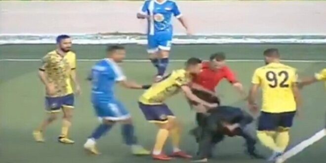 بالفيديو: اقتحم الملعب واعتدى على الحكم...هذا ماحصل في الدوري السوري