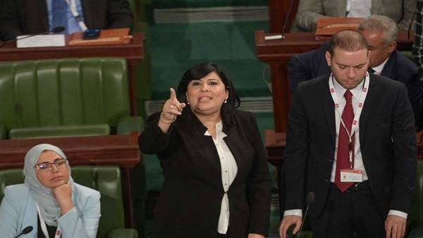 بالفيديو: رئيسة حزب تونسي تتعرض لاعتداء وصف بالشنيع