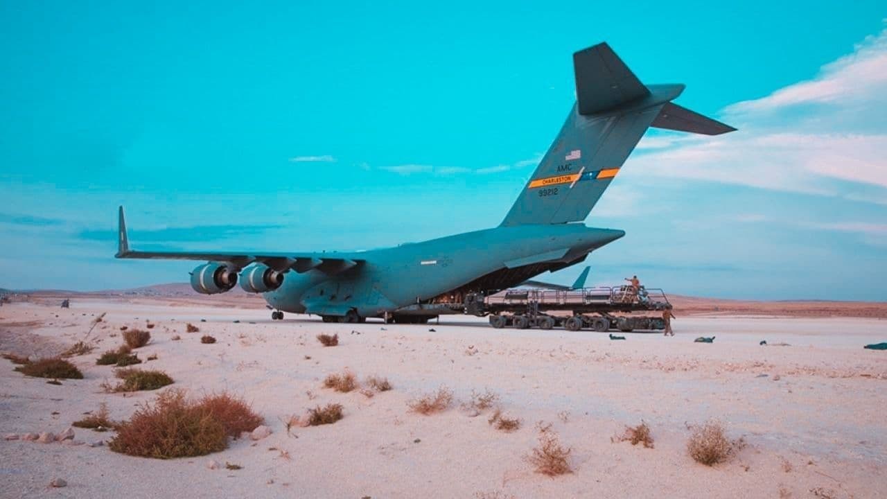 شاهد بالصور-طائرة أمريكية تفرغ حمولتها داخل قاعدة في ريف الحسكة