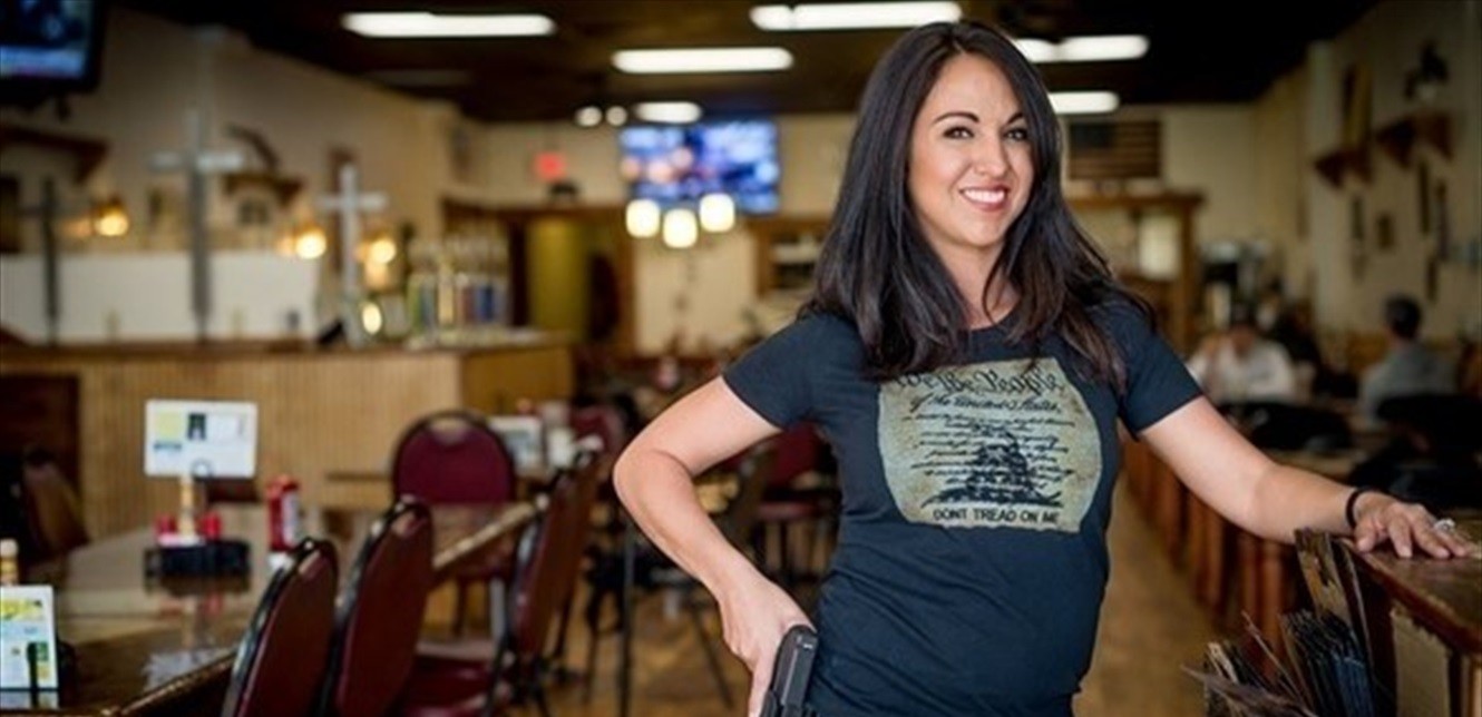 نائبة جمهورية تعرض سلاحها في اجتماع رسمي وتثير جدلا