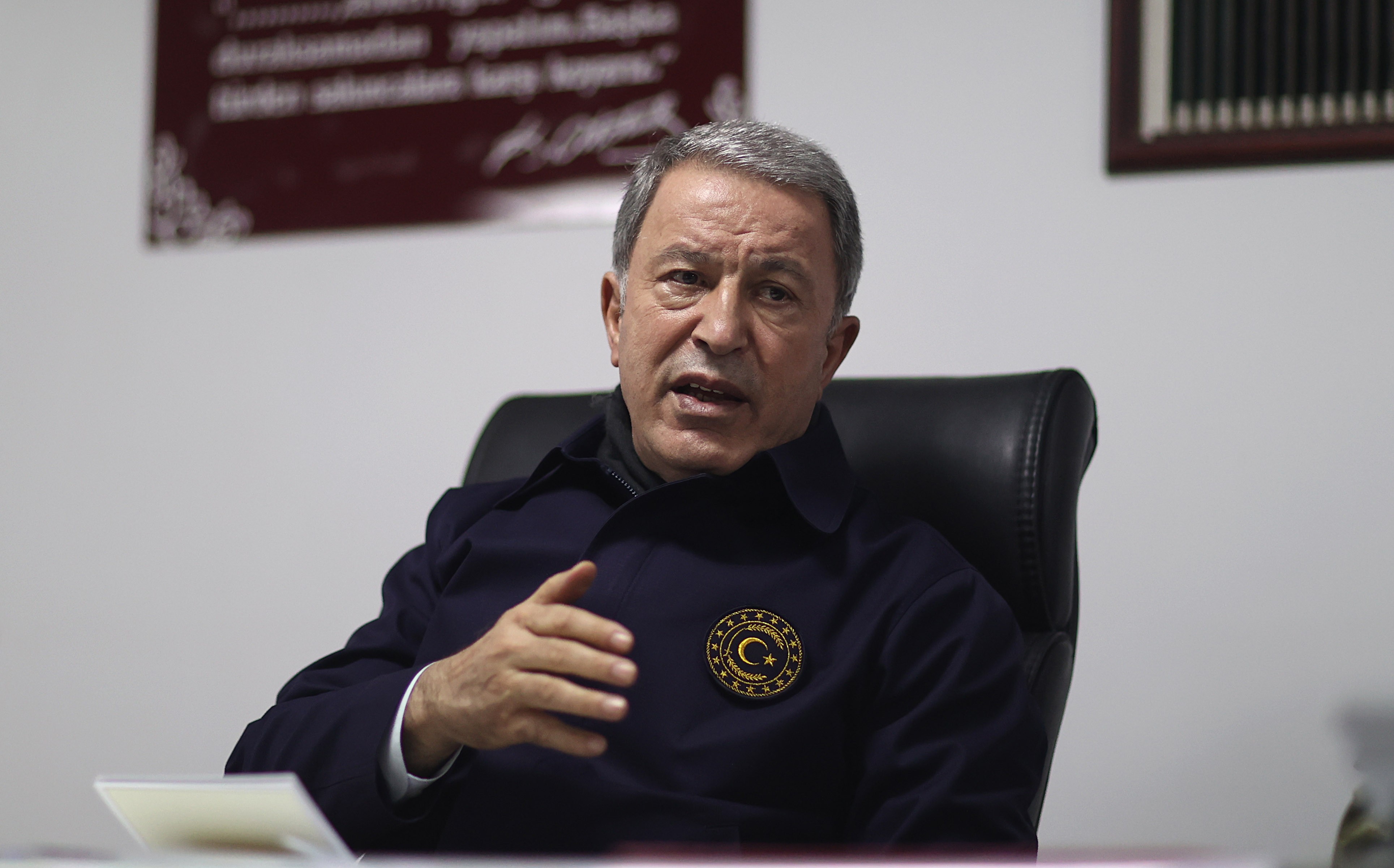 شاهد بالصور-وزير الدفاع التركي يزور موقع عمليات مخلب النسر2