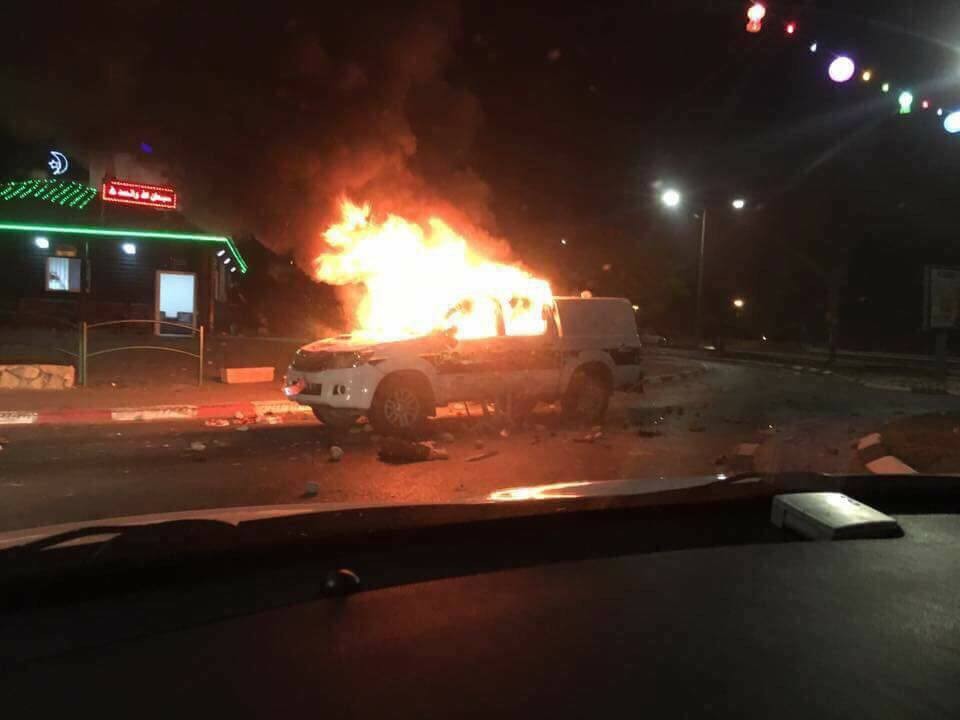 بالفيديو شبان يلقون زجاجات حارقة تجاه برج لجيش الاحتلال