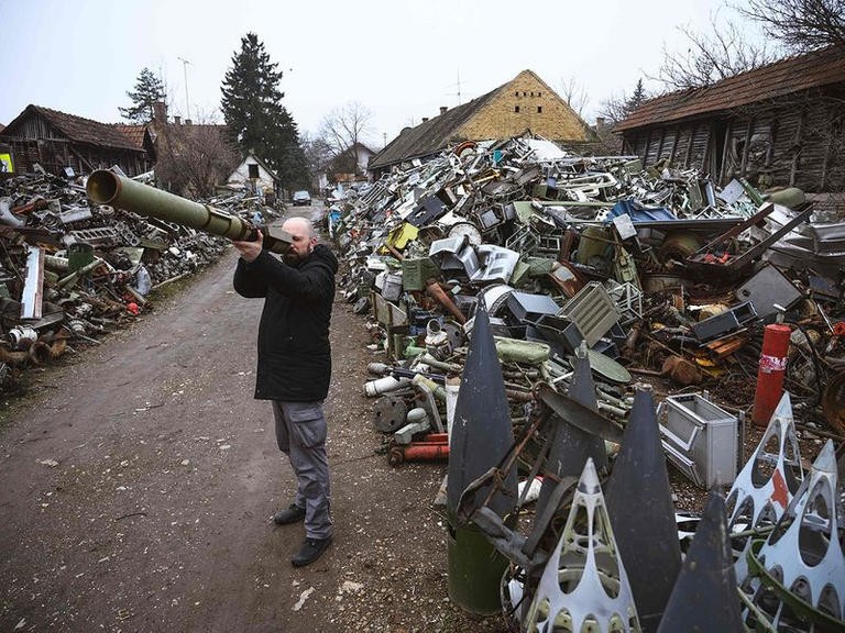 الفن يحول أسلحة الحرب في صربيا إلى أدوات موسيقية