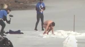 بالفيديو: تشيكي يحطم الرقم القياسي للغطس تحت الجليد