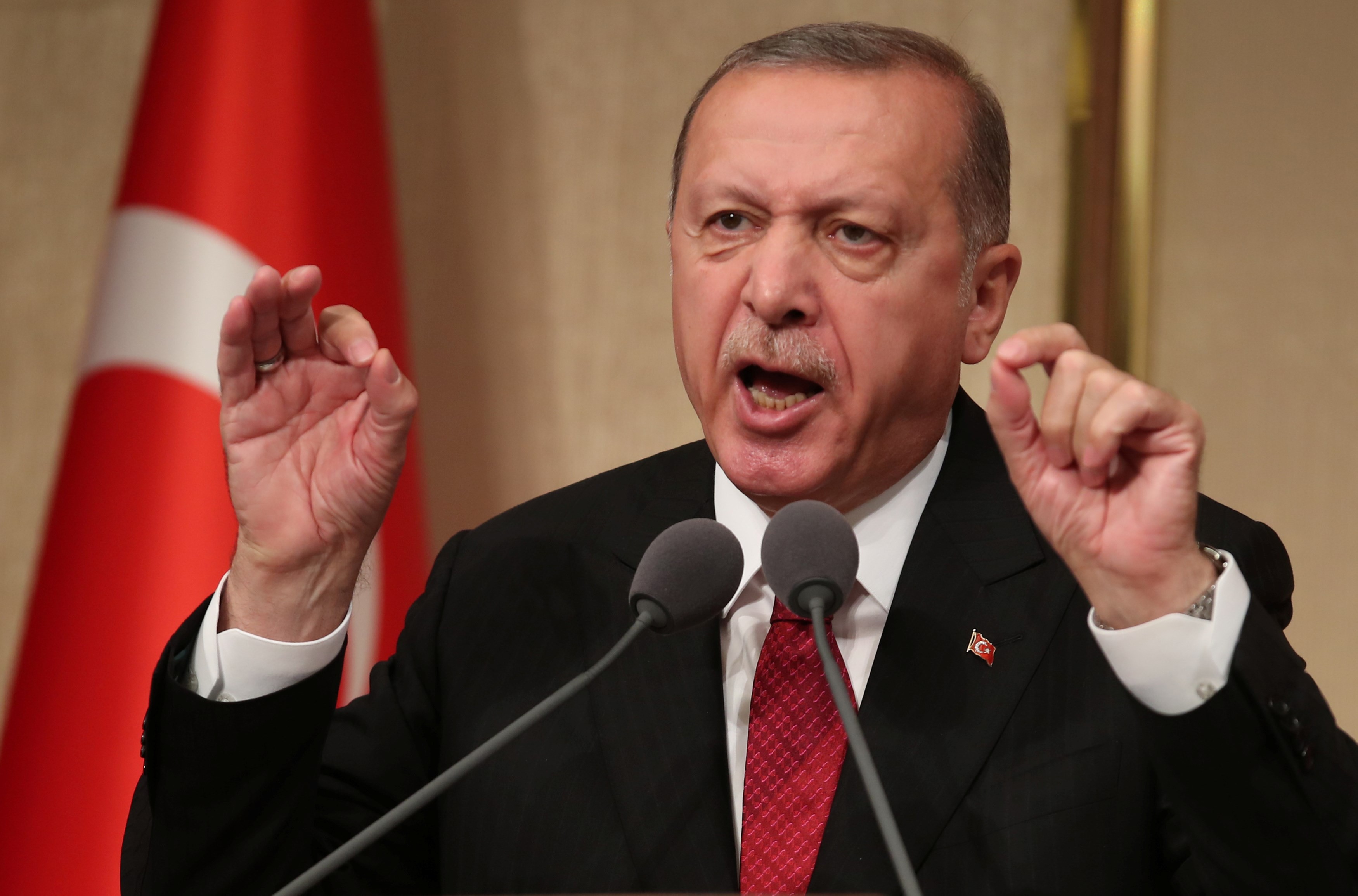 اردوغان يلمح لامكانية الانسحاب من ليبيا