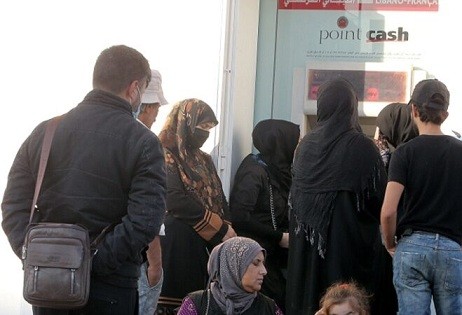 رياض سلامة يستغل دولارات النازحين السوريين ..سعر الصرف الإنساني