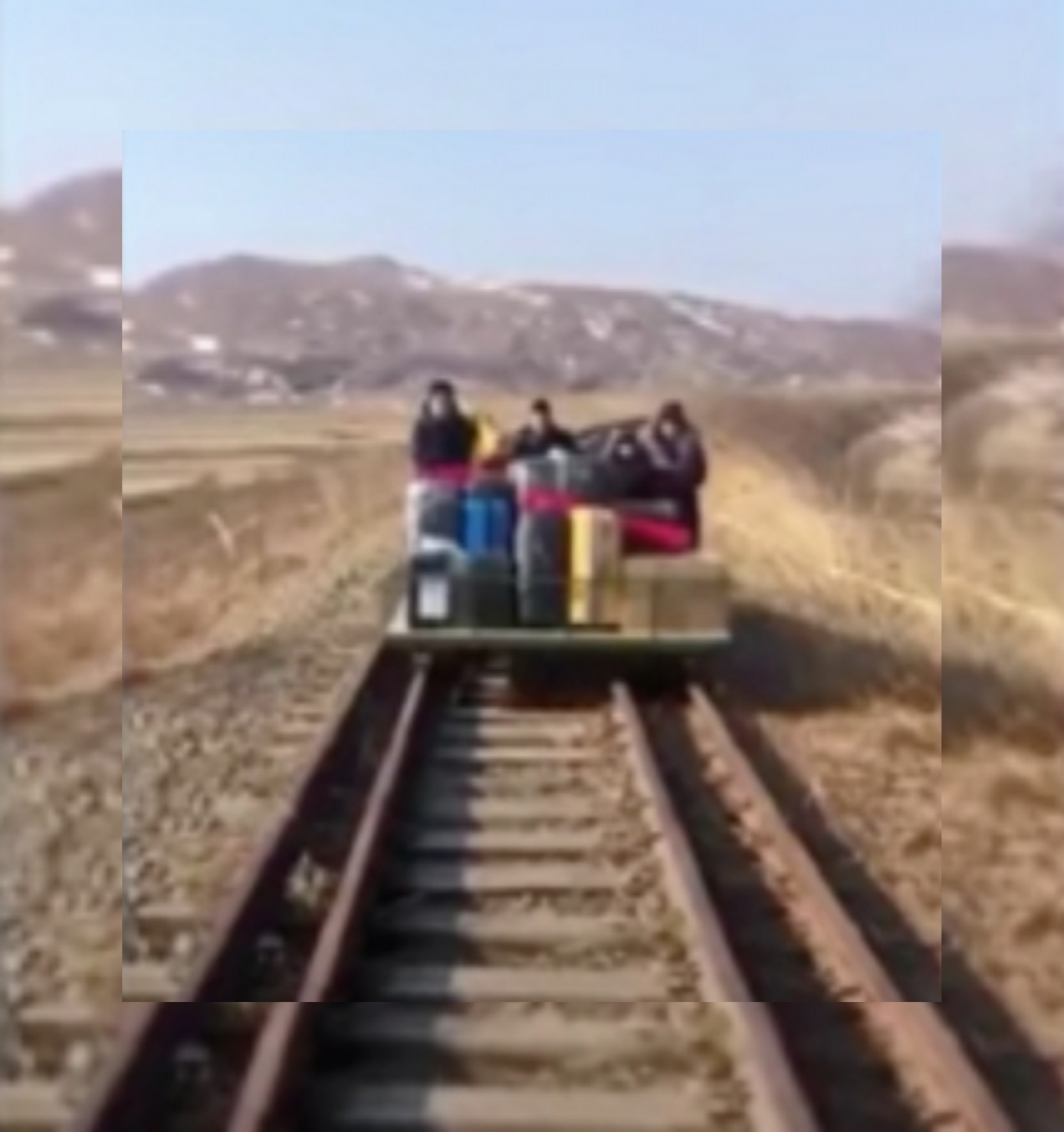 شاهد بعربة يدوية دفعوها بأنفسهم ..دبلوماسيون روس يغادرون كوريا الشمالية بسبب كورونا