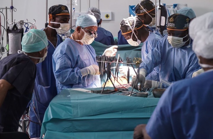 في أمريكا...أطباء يلهون بأجزاء مريض تحت العملية والسلطات تحقق