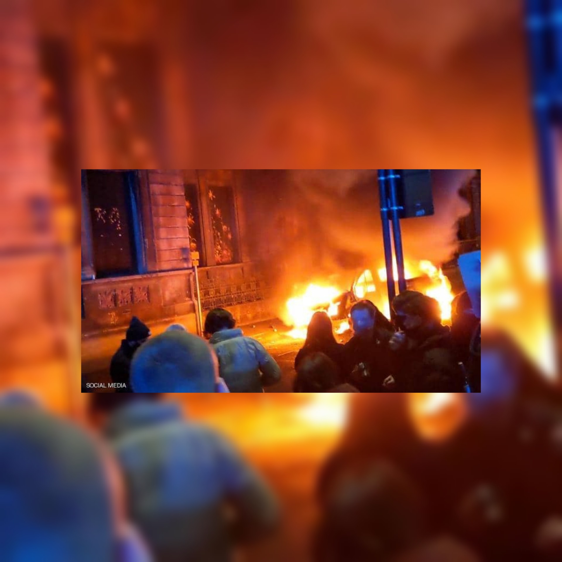 بالفيديو /مظاهرات عنيفة في إنجلترا وإحراق سيارات للشرطة