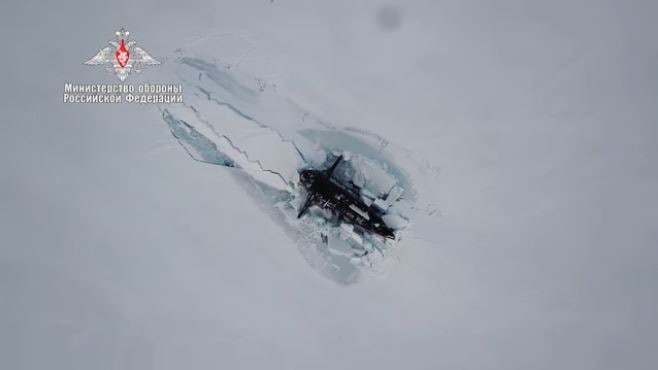فيديو خطير للحظة صعود 3 غواصات نووية من تحت جليد القطب الشمالي