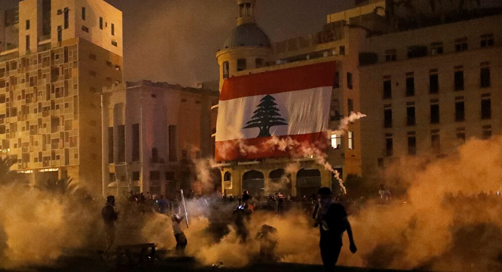 بالفيديو-متظاهرون يخلعون بوابة تؤدي لساحة البرلمان وسط بيروت