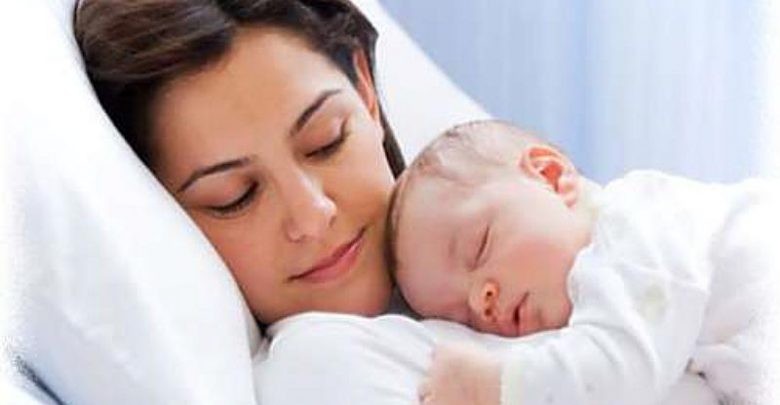 حليب الأم وقاية وحماية: الأمهات المرضعات لا ينقلن فيروس كورونا إلى أطفالهن الرضع.